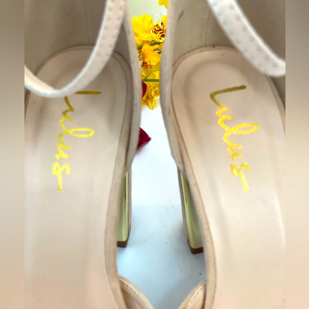 LULUS….. Brand shoes size 8, beautiful Cream color with gold trim heels, Stylish - Picture 2 of 5